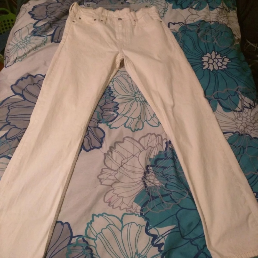 Cream color Levi's like new condition size 32/24